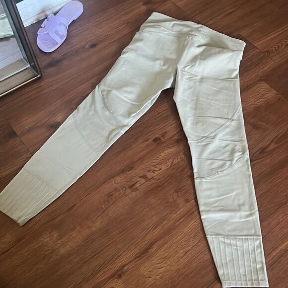 BRAND NEW - Never Worn NWOT - Workout Compression Leggings - Size Medium - Picture 5 of 7